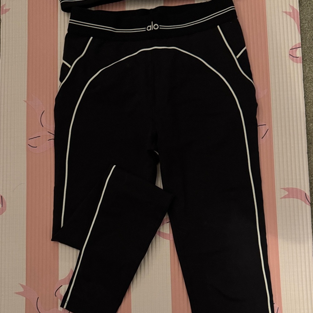 ALO Yoga women highLeggings with White Accents (heart throb ) . And sports bra .